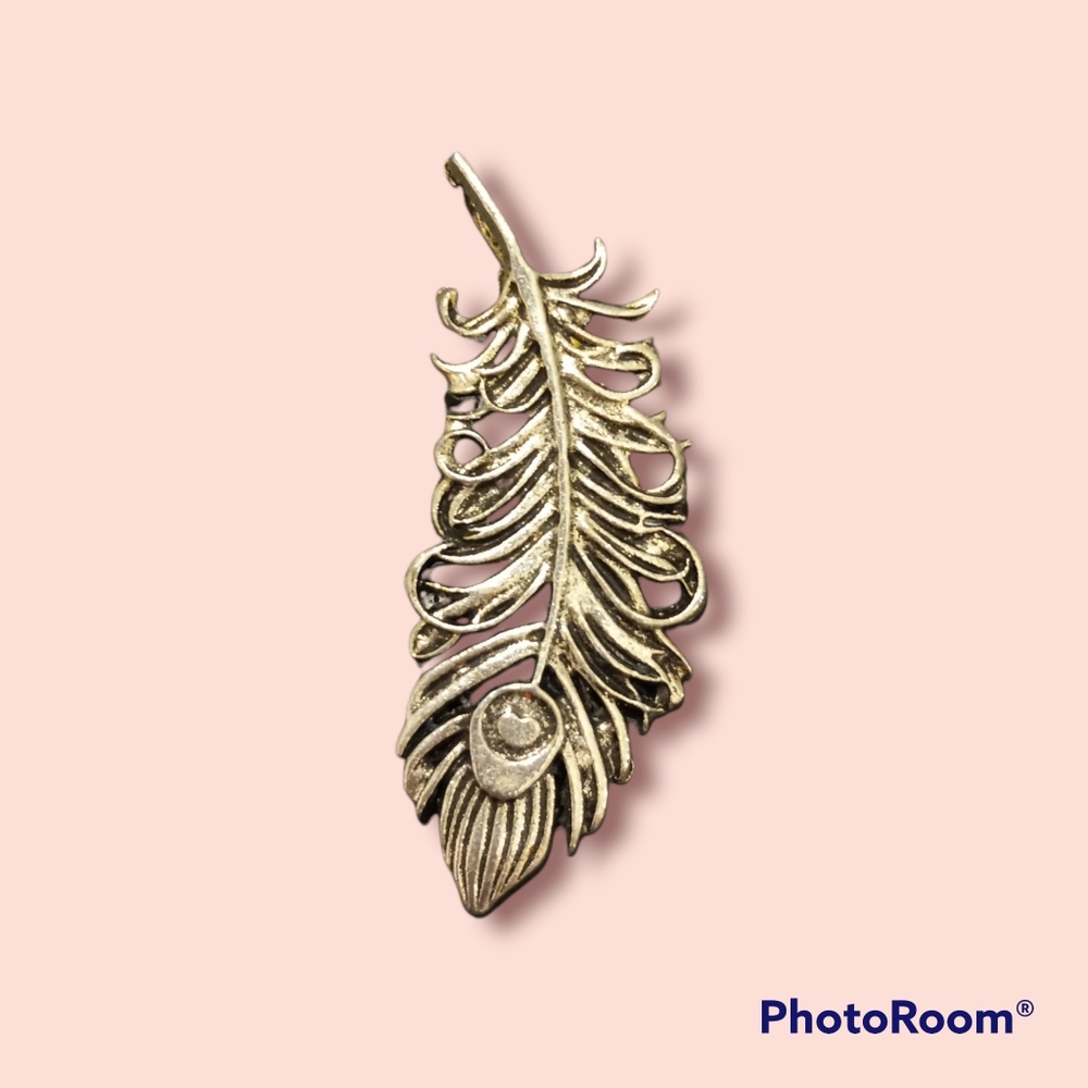 💥5/$10💥 Silver leaf pendant with heart
